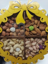 Подарочный набор орехов Ягодка в деревянной упаковке (200-250)г оптом