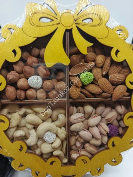 Подарочный набор орехов Ягодка в деревянной упаковке (200-250)г оптом 