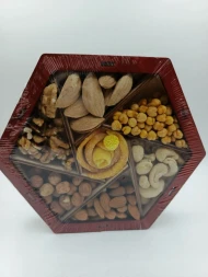 Подарочный набор орехов Цветок счастья в деревянной упаковке (200-250)г оптом