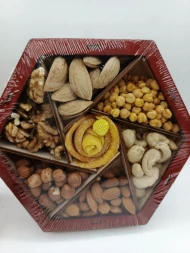 Подарочный набор орехов Цветок счастья в деревянной упаковке (200-250)г оптом